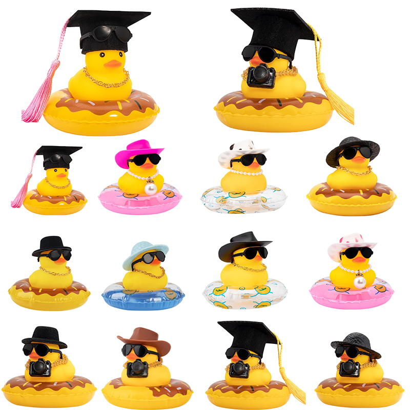 Rubber Duck Bath - รถเป็ดยางเป็ดแดชบอร์ดตกแต่งอุปกรณ์เสริมสําหรับกล้องสําหรับเครื่องประดับรถยนต์พร้อมหมวกมินิแหวนว่ายน้ําสร้อยคอและแว่นกันแดด